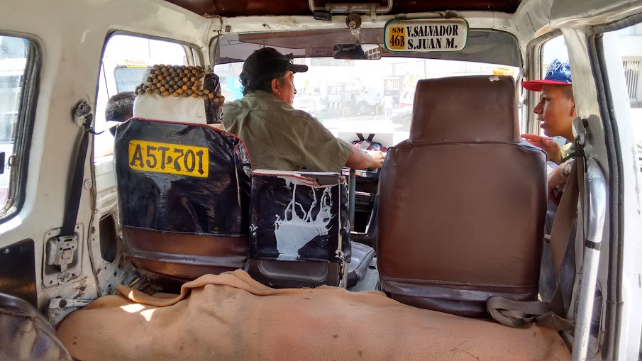 Interior de um veículo de transporte público em Lima - Perú